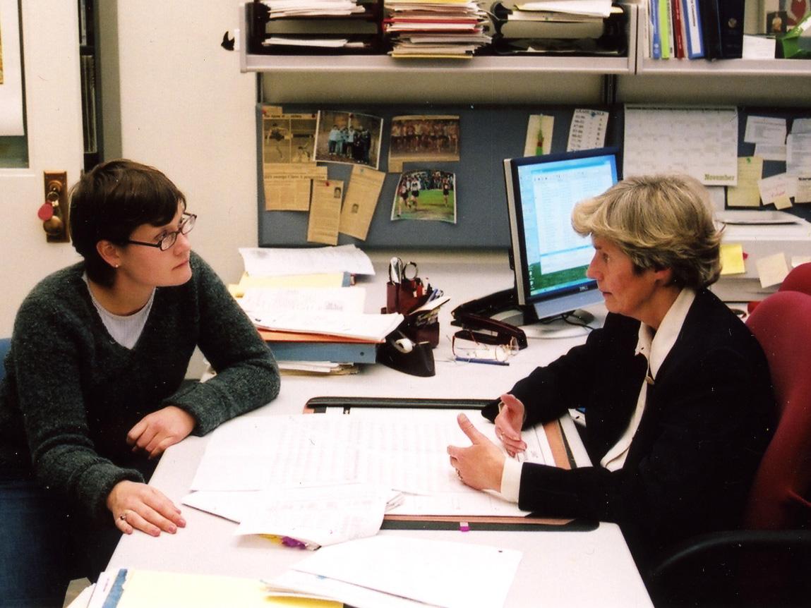 Tove Helland Hammer speaking with an undergraduate in 2007.