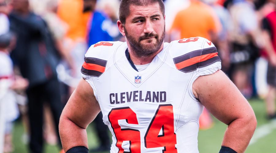 JC Tretter on the field during pre-game warm-ups with the Cleveland Browns (Erik Drost).