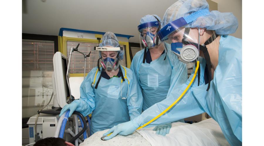 A picture of a healthcare worker wearing an elastomeric respirator.